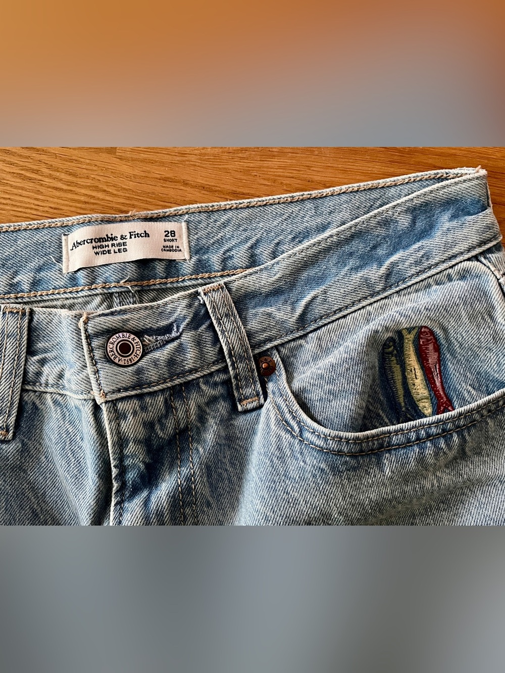 Abercrombie & Fitch High Rise Wide Leg Jeans Fish Embroidery Size 28 Short